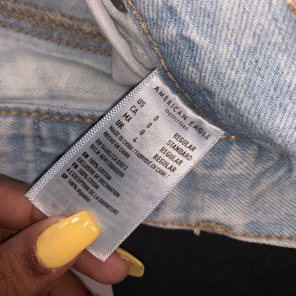 American Eagle light washed mom jeans - Picture 2 of 3